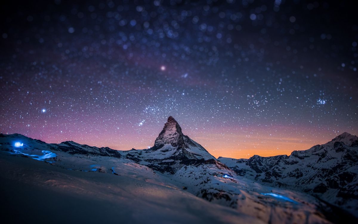 Montaña Cubierta de Nieve Bajo la Noche Estrellada. Wallpaper in 3840x2400 Resolution