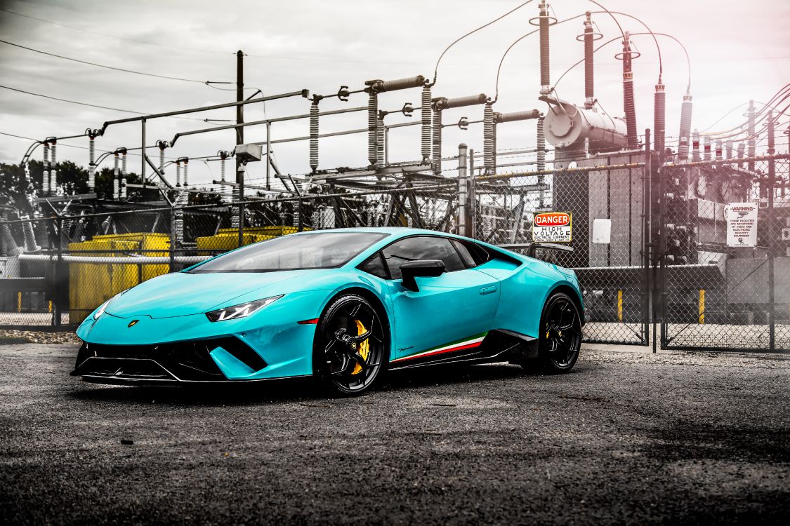 Roter Ferrari 458 Italia Tagsüber in Der Nähe Des Grauen Metallzauns Geparkt. Wallpaper in 5760x3840 Resolution