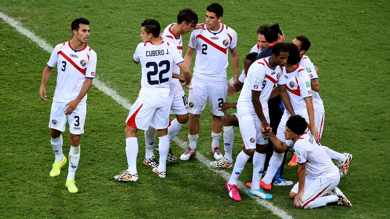 Gruppe Von Menschen Auf Der Grünen Wiese Tagsüber. Wallpaper in 3840x2160 Resolution