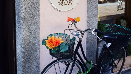 Image black city bike beside wall