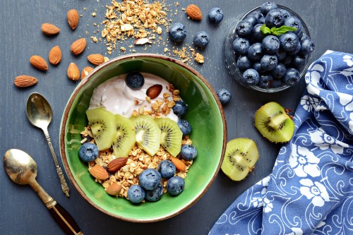 Image blue berries on green ceramic plate