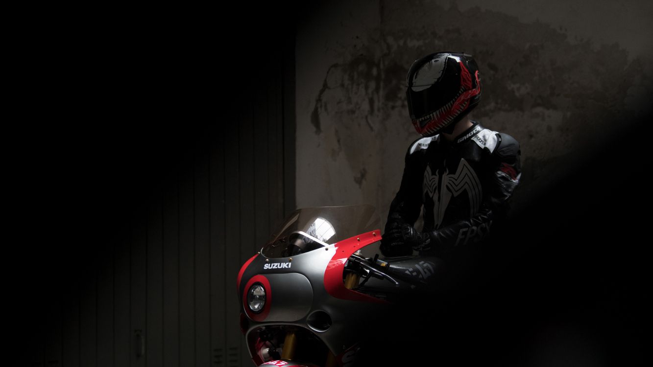 铃木喜欢R1100, 铃木喜欢-R, 红色的, 摩托车头盔, 车灯 壁纸 3840x2160 允许