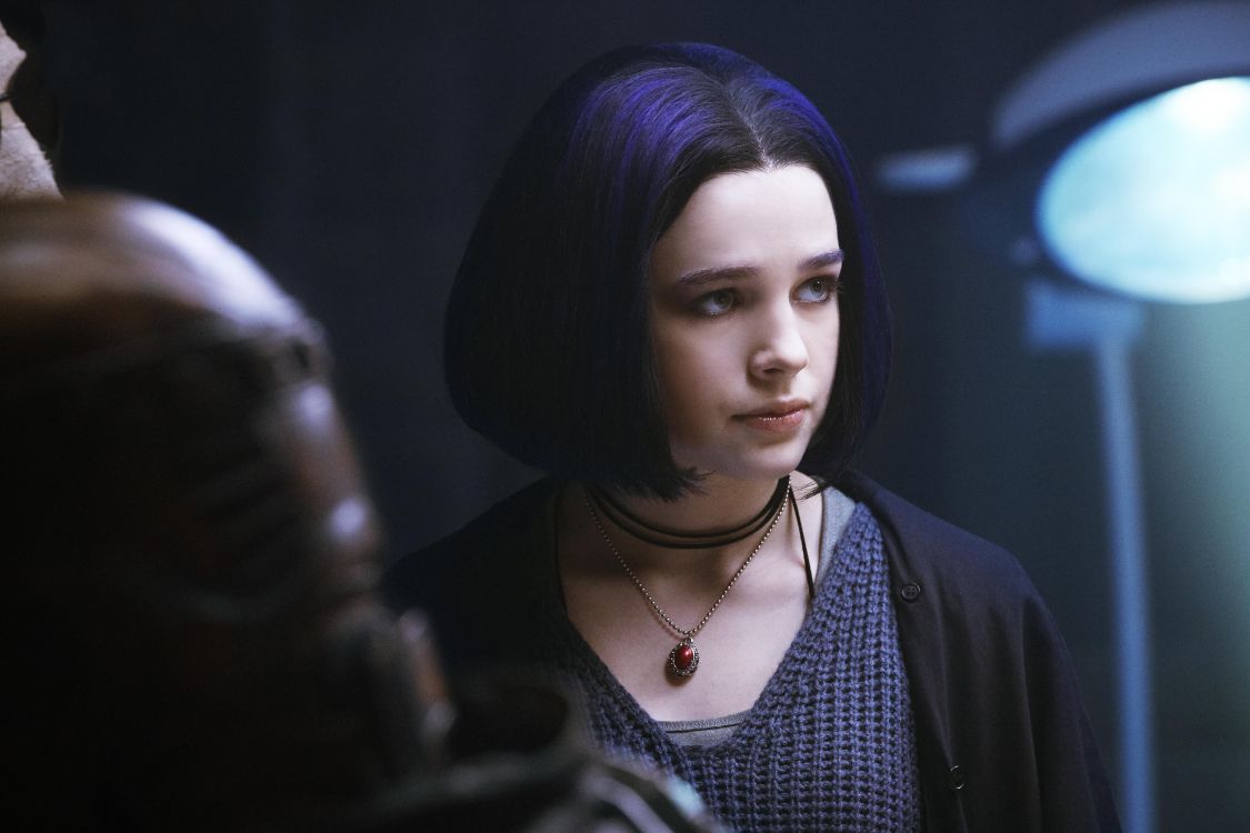 Frau im Schwarzen Blazer Mit Mikrofon. Wallpaper in 6000x4000 Resolution