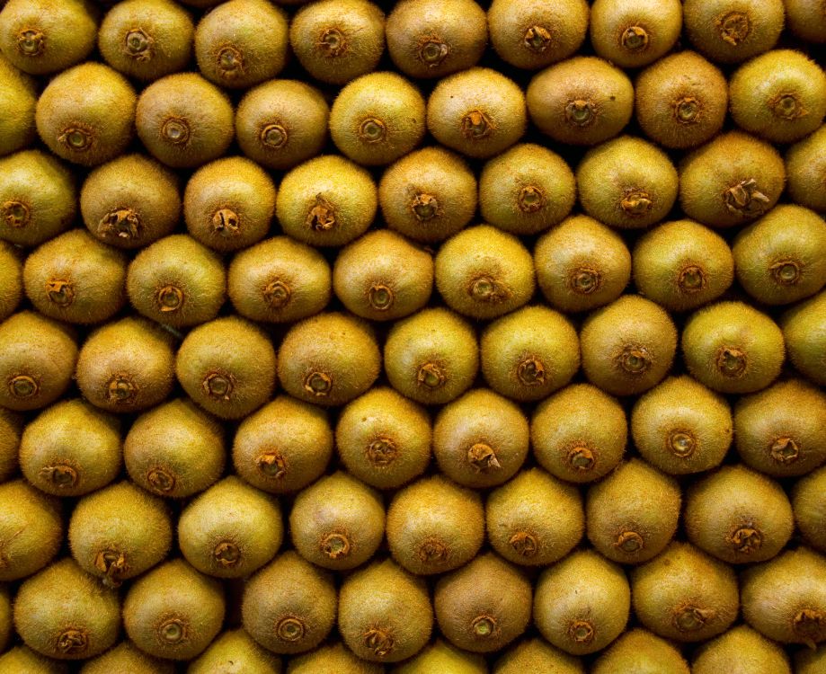 Frutos Ovalados Marrones y Verdes. Wallpaper in 3840x3133 Resolution