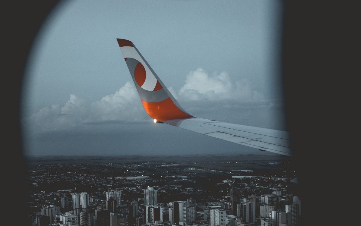 Weißer Und Orangefarbener Flugzeugflügel Tagsüber. Wallpaper in 2560x1600 Resolution