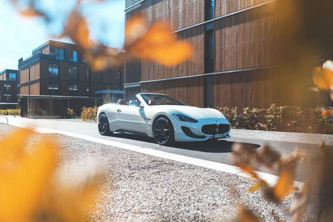 Coupe Blanco Estacionado en la Carretera de Hormigón Gris Durante el Día. Wallpaper in 6000x4000 Resolution