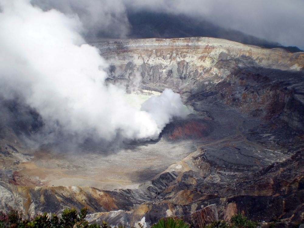 Fumée Blanche Provenant de la Montagne Brune et Grise. Wallpaper in 3072x2304 Resolution