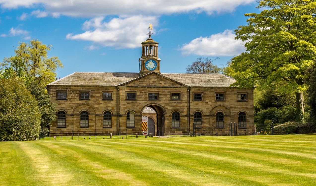 Edificio de Hormigón Marrón Bajo un Cielo Azul Durante el Día. Wallpaper in 4230x2490 Resolution