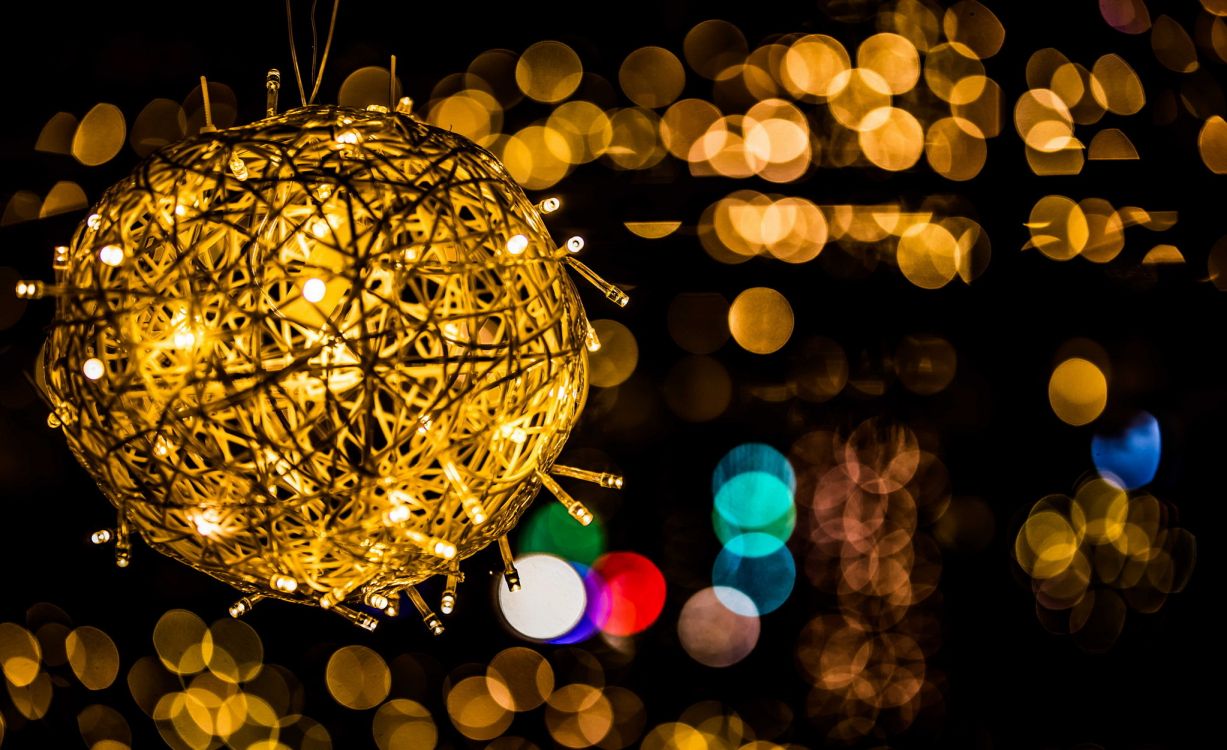 Licht, Weihnachtsbeleuchtung, Christmas Ornament, Leuchte, Weihnachtsdekoration. Wallpaper in 2047x1251 Resolution