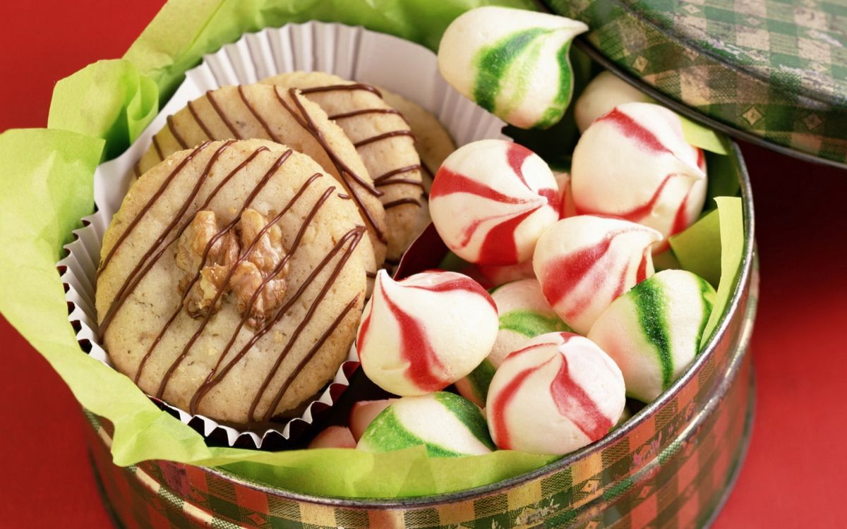 Cupcake Brun Sur Plaque Verte. Wallpaper in 1920x1200 Resolution