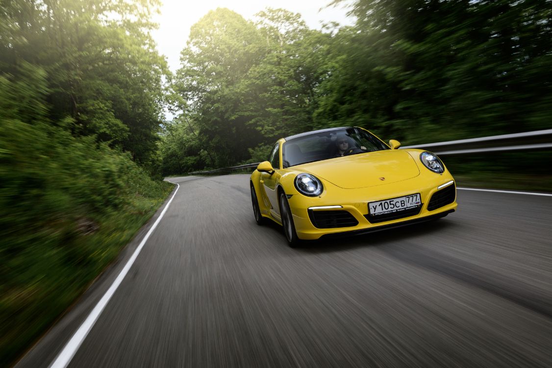 Gelber Porsche 911 Tagsüber Unterwegs. Wallpaper in 4096x2726 Resolution