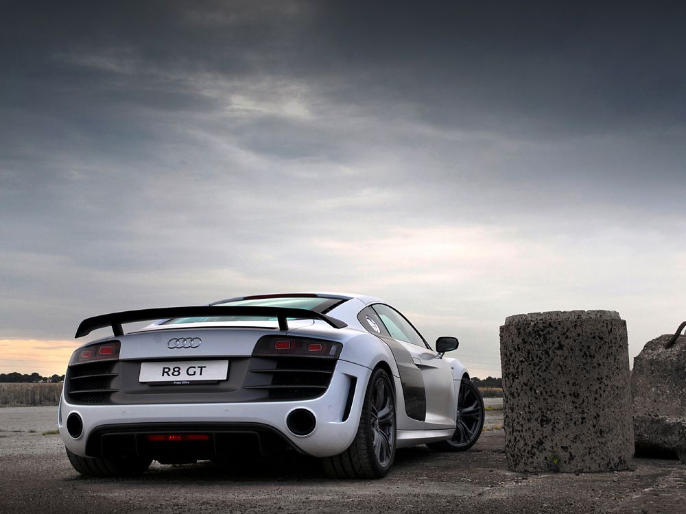 Weißer Porsche 911 Auf Braunem Feldweg Unter Grauen Wolken. Wallpaper in 1920x1440 Resolution