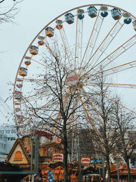 Riesenrad, Tageszeit, Öffentlichen Raum, Stadtgebiet, Fahrgeschäft. Wallpaper in 3024x4032 Resolution