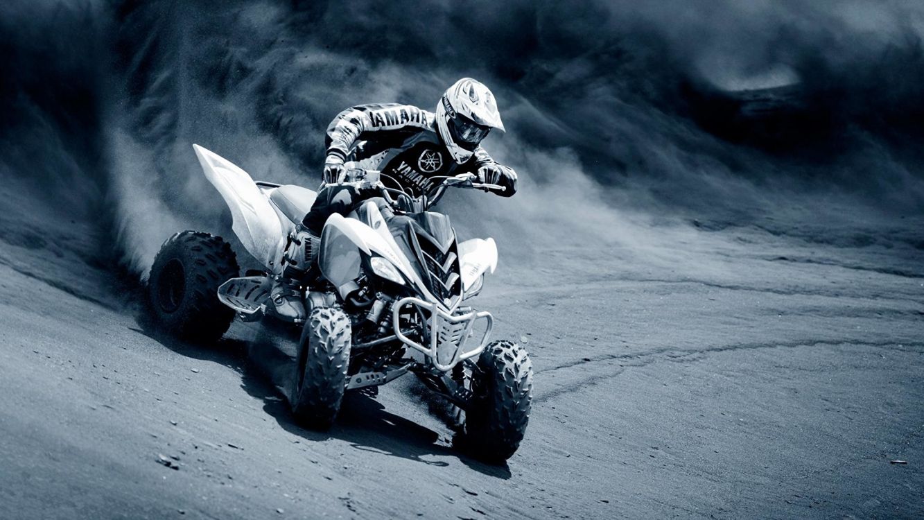 Man Riding Atv Sur le Sable Gris. Wallpaper in 2048x1152 Resolution