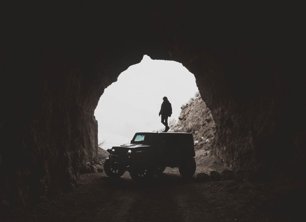 Homme en Veste Noire Debout Sur Une Jeep Wrangler Noire à L'intérieur de la Grotte Pendant la Journée. Wallpaper in 6177x4480 Resolution