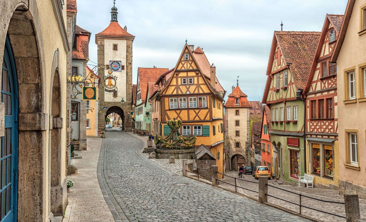 Bâtiment en Béton Marron et Beige Sous Des Nuages Blancs Pendant la Journée. Wallpaper in 4226x2561 Resolution