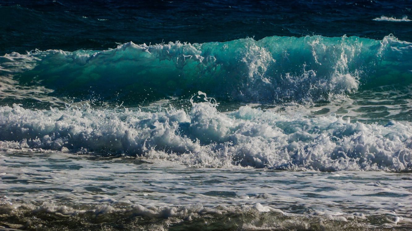 Olas Del Océano Rompiendo en la Orilla Durante el Día. Wallpaper in 5120x2880 Resolution