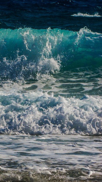 Image ocean waves crashing on shore during daytime