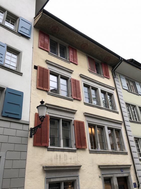 Balcon, Fenêtre, Propriété, Façade, Mur. Wallpaper in 1536x2048 Resolution