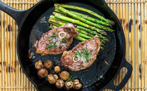 Image cooked food on black round plate