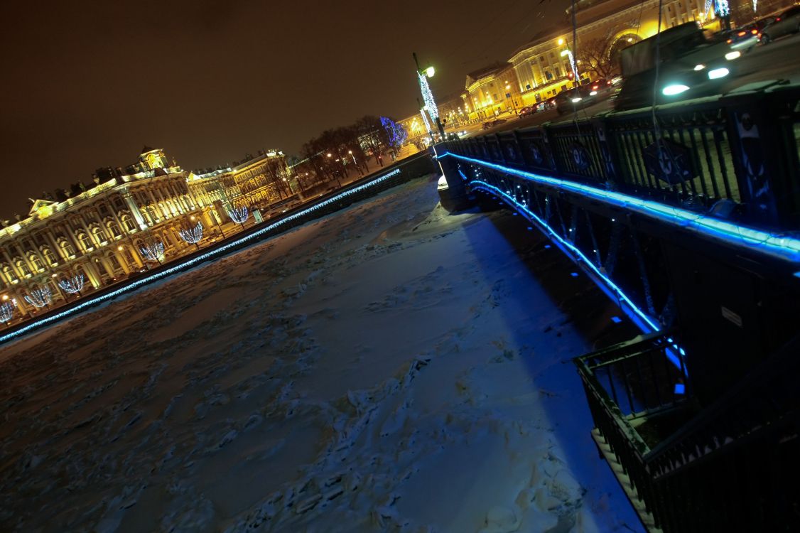Pont Bleu Sur la Rivière Pendant la Nuit. Wallpaper in 3072x2046 Resolution