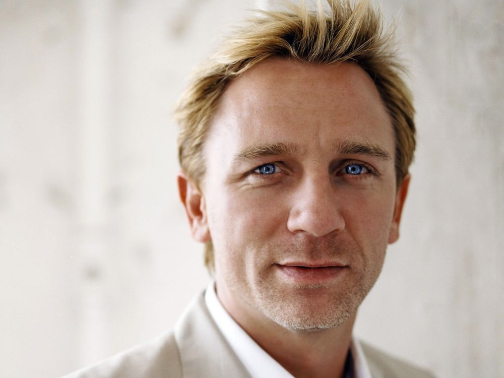 Daniel Craig, Front, Menton, L'homme, Sourire. Wallpaper in 1920x1440 Resolution