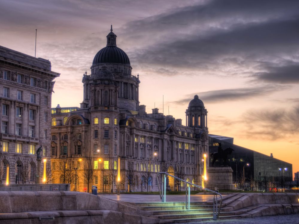 Weißes Betongebäude Während Der Nacht. Wallpaper in 3000x2252 Resolution