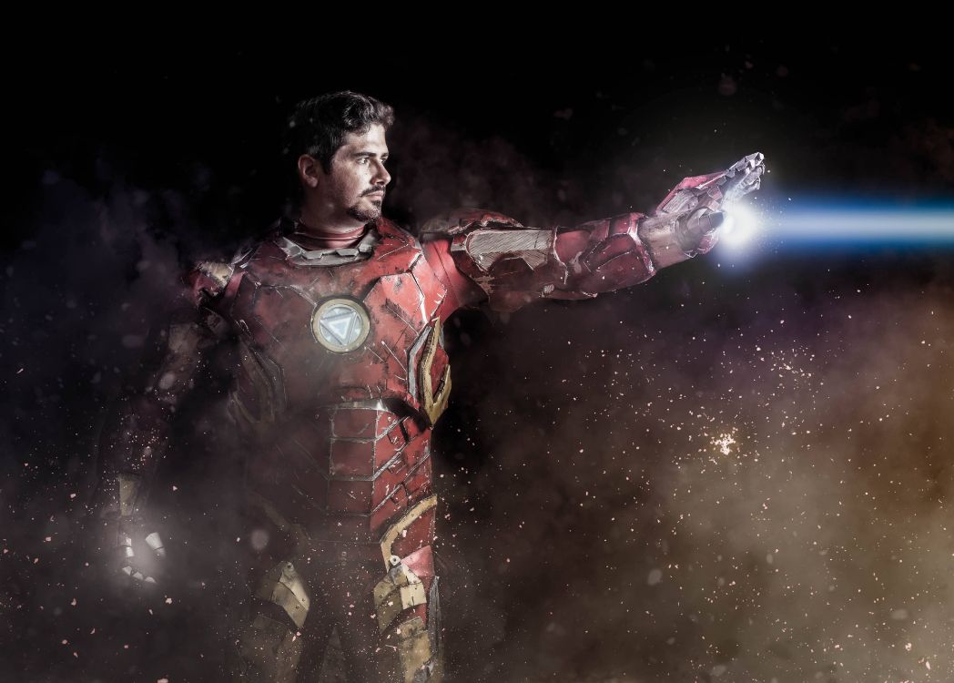 Mann im Rot-schwarzen Anzug. Wallpaper in 4096x2929 Resolution