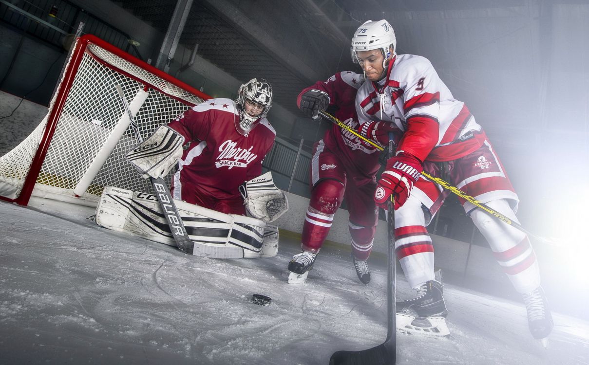 2 Hombres en Camiseta de Hockey Sobre Hielo Jugando al Hockey. Wallpaper in 1920x1191 Resolution