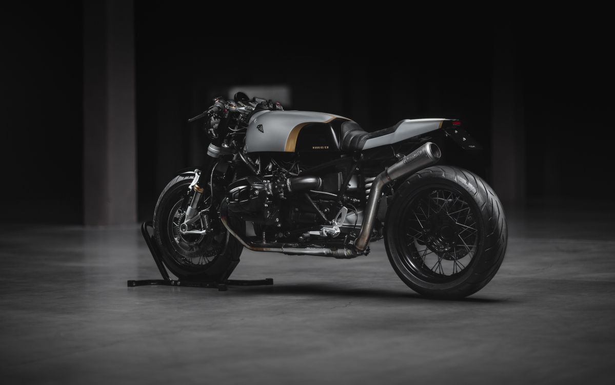 Moto Noire et Grise Dans Une Pièce Sombre. Wallpaper in 2500x1563 Resolution