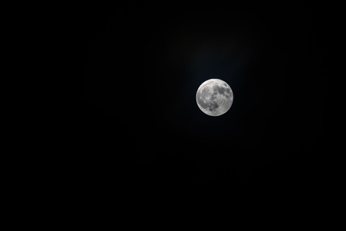 Luna Llena en el Cielo de la Noche Oscura. Wallpaper in 6000x4000 Resolution