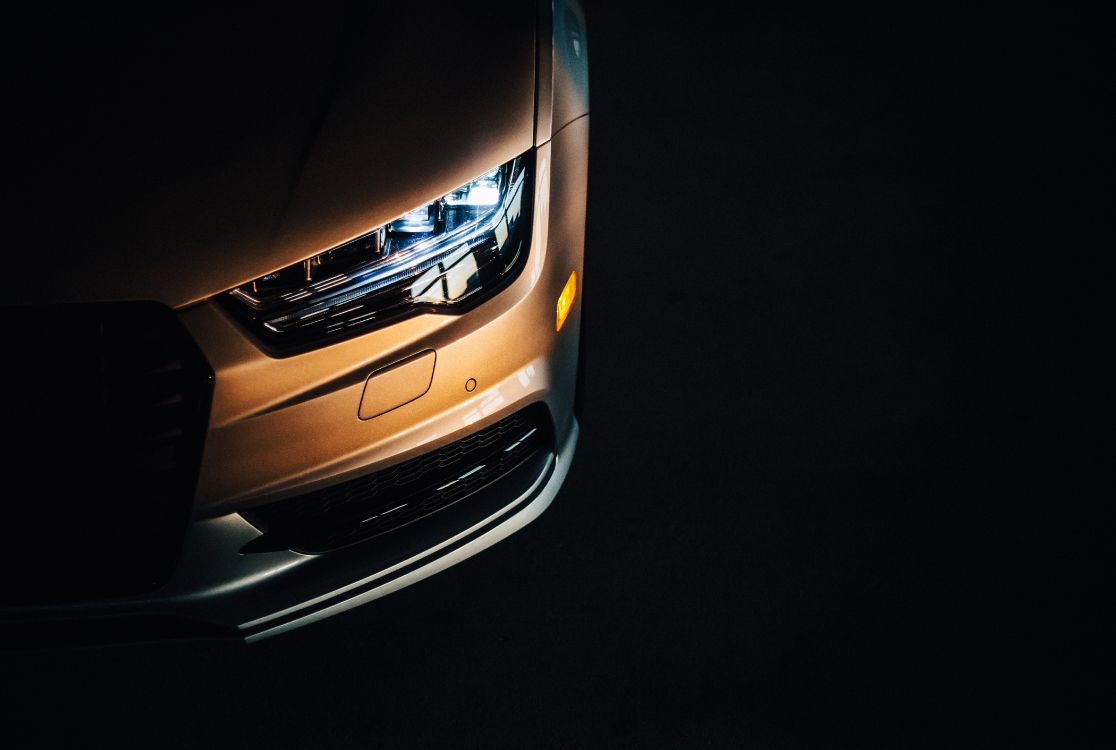 Voiture Noire Dans Une Pièce Sombre. Wallpaper in 5717x3840 Resolution