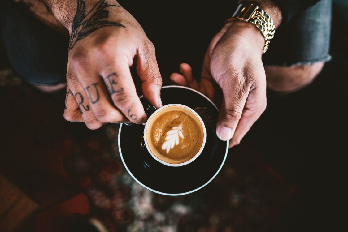 Personne Tenant Une Tasse en Céramique Noire Avec un Liquide Marron. Wallpaper in 4279x2853 Resolution