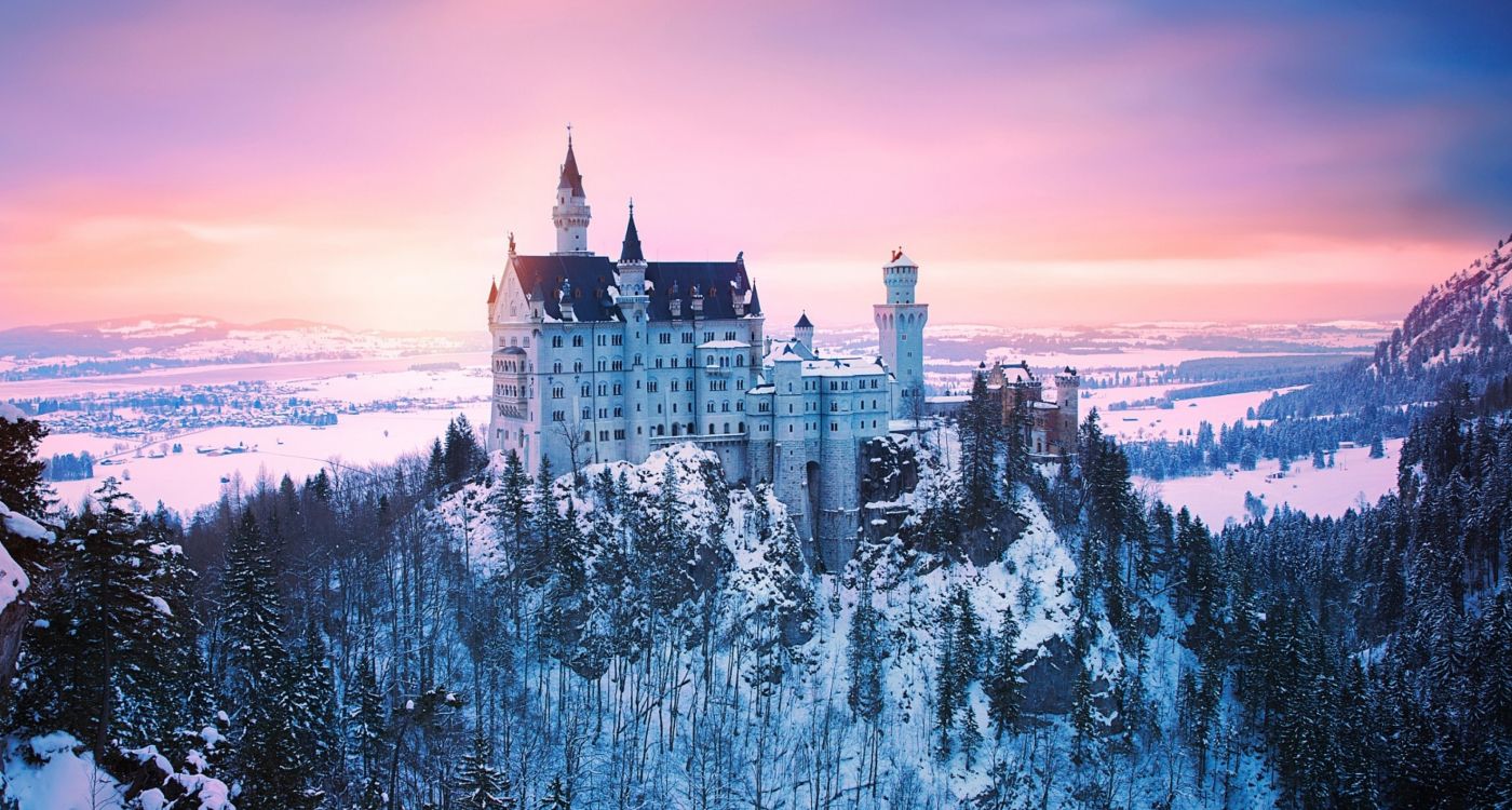 Weißes Und Braunes Schloss, Das Nachts Mit Schnee Bedeckt Ist. Wallpaper in 3336x1787 Resolution