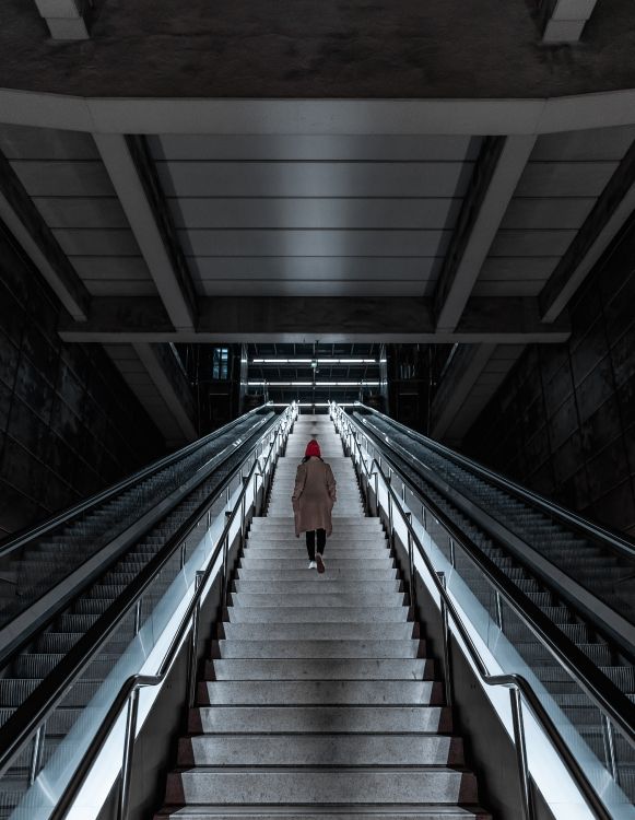Personne Marchant Sur un Escalator Gris et Noir. Wallpaper in 4423x5703 Resolution