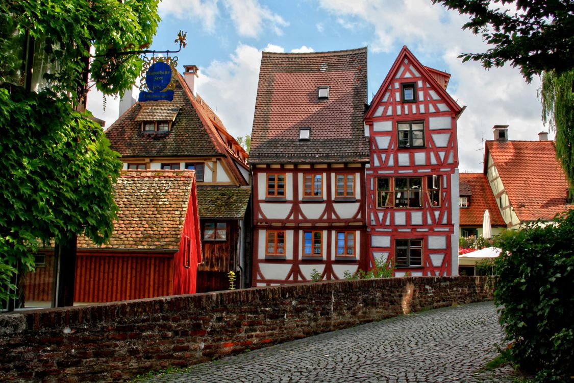 Bâtiment en Béton Rouge et Brun Près Des Arbres Verts Pendant la Journée. Wallpaper in 3120x2080 Resolution
