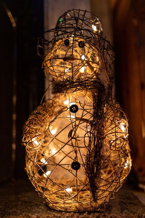 Brauner Kronleuchter Mit Metallrahmen Metal. Wallpaper in 4480x6720 Resolution