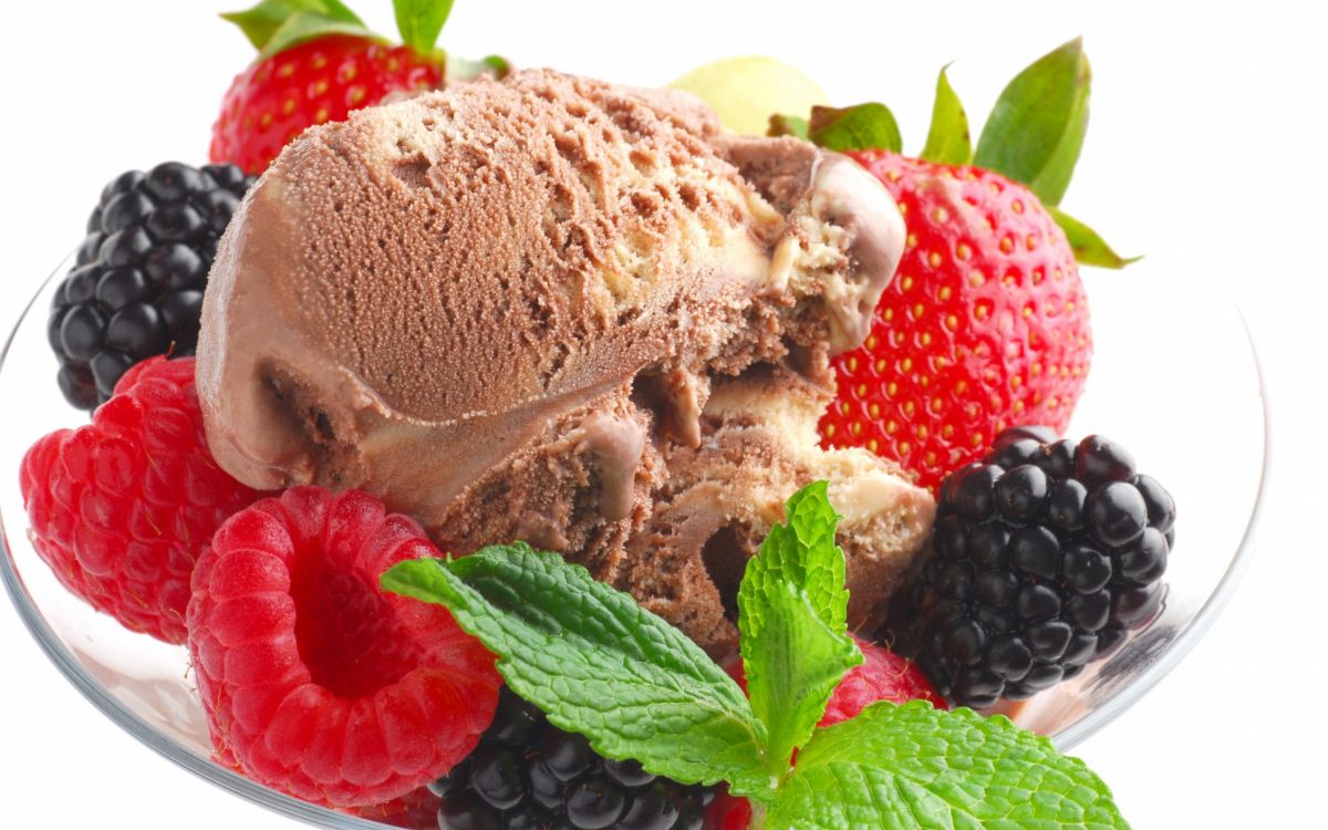 Helado Con Fresa Encima. Wallpaper in 2880x1800 Resolution