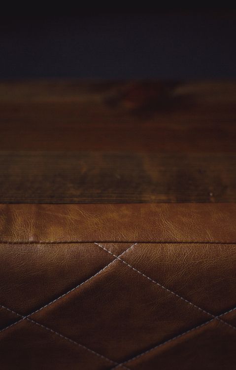 Textile en Cuir Marron Sur Table en Bois Marron. Wallpaper in 3390x5303 Resolution