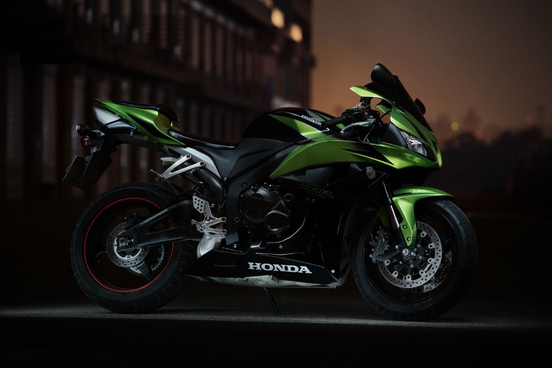 Vélo de Sport Noir et Vert Garé Sur le Trottoir Pendant la Journée. Wallpaper in 3952x2635 Resolution