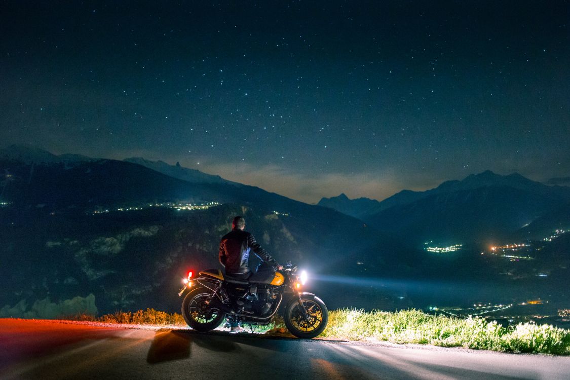 Homme Monté Sur Moto Sur Route Pendant la Nuit. Wallpaper in 5472x3648 Resolution