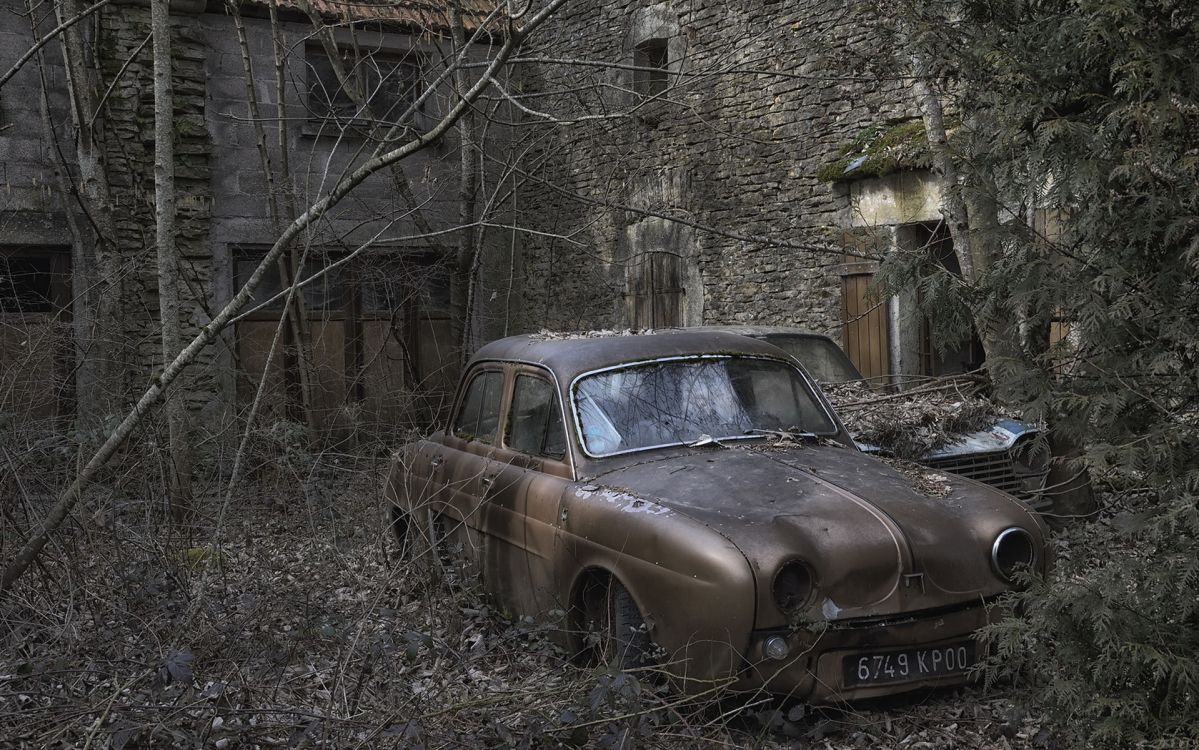Brauner Oldtimer Neben Brauner Backsteinmauer Geparkt. Wallpaper in 1920x1201 Resolution