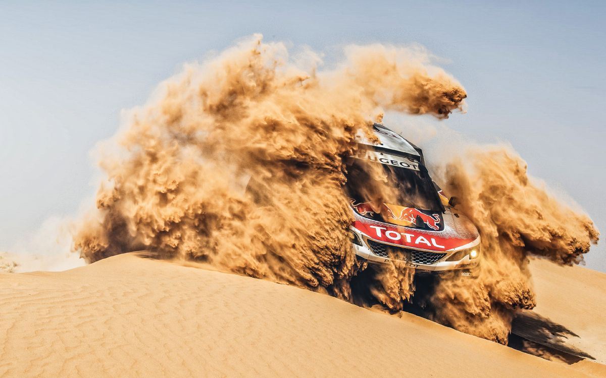 Coche Negro y Rojo en el Desierto Durante el Día.. Wallpaper in 3840x2400 Resolution