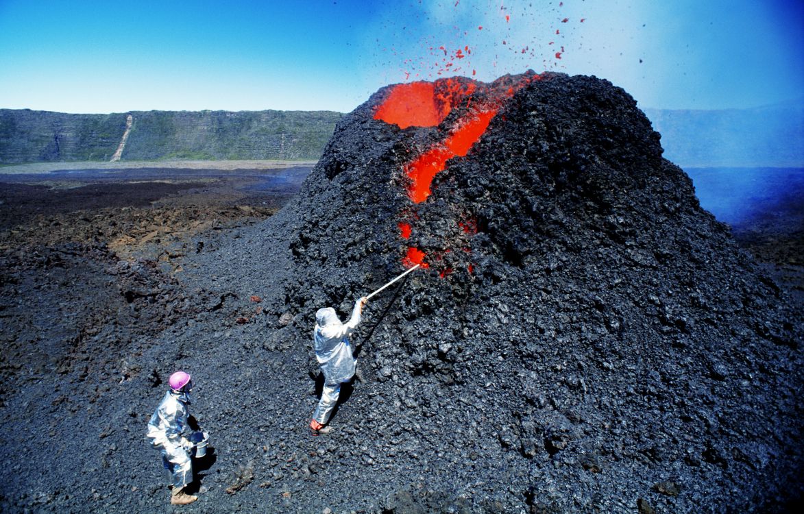 Homme en Veste Blanche et Pantalon Noir Debout Sur Une Colline Rocheuse Pendant la Journée. Wallpaper in 3042x1944 Resolution