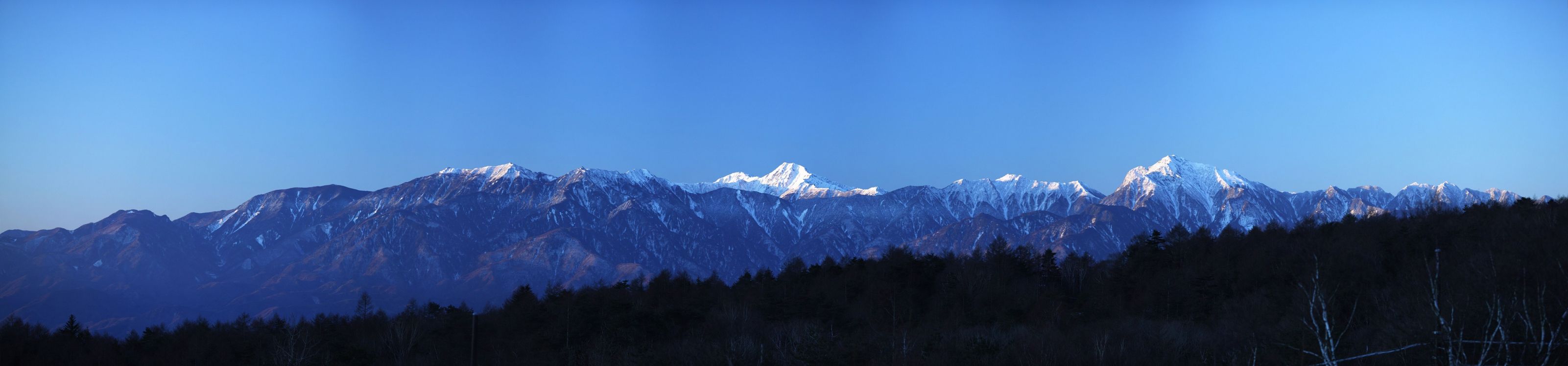 Montaña Cubierta de Nieve Bajo un Cielo Azul Durante el Día. Wallpaper in 13836x3240 Resolution
