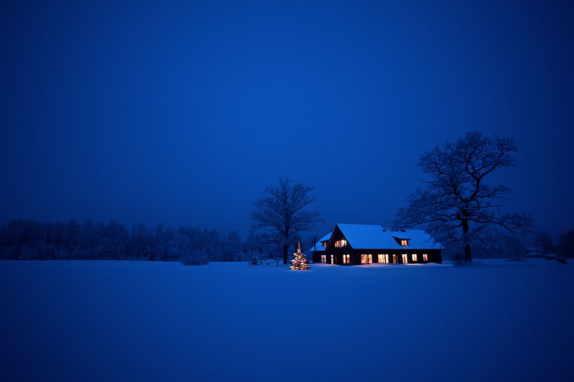 Braunes Holzhaus Auf Schneebedecktem Boden Während Der Nacht. Wallpaper in 5616x3744 Resolution