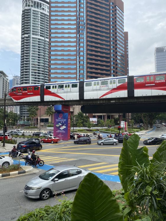 König, Tower Block, Transport, Metropole, Motorrad. Wallpaper in 1536x2048 Resolution