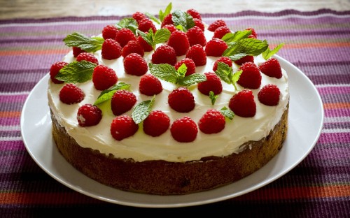 Image strawberry cake on white and blue floral ceramic plate