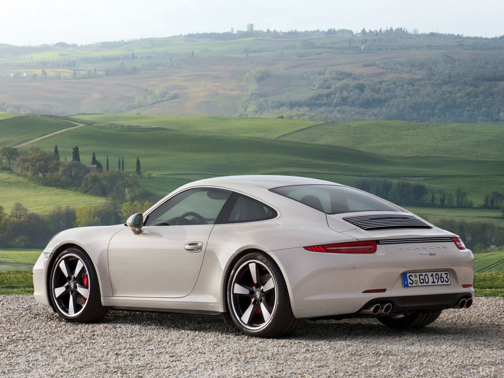 Porsche 911 Plateado en Camino de Tierra Gris Durante el Día. Wallpaper in 2560x1920 Resolution