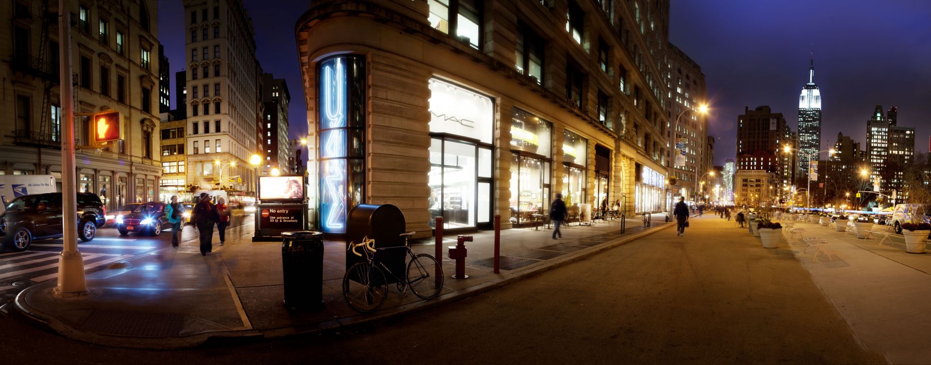 Personnes Marchant Sur le Trottoir Près du Bâtiment Pendant la Nuit. Wallpaper in 4896x1920 Resolution